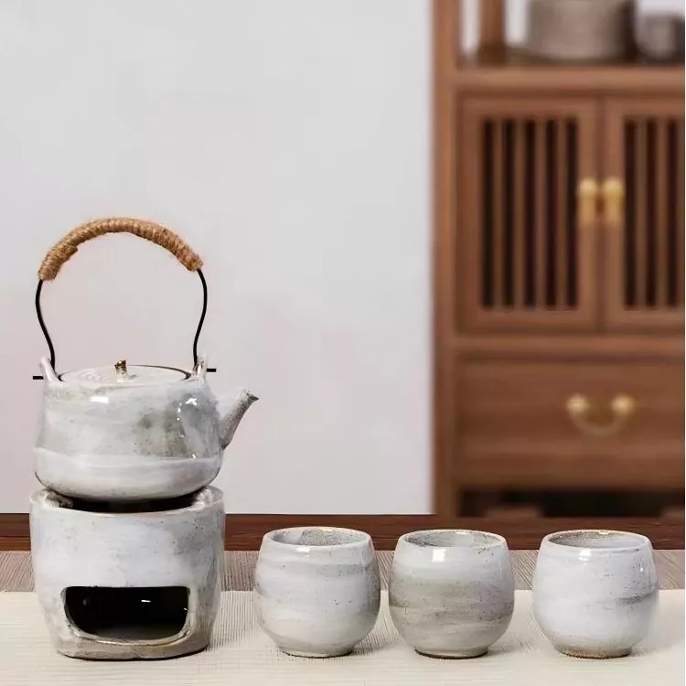 Tuwung tujuan tradisional kanthi teapot
